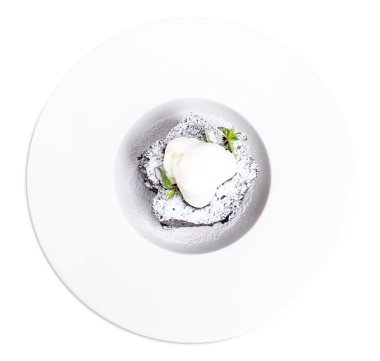 Çikolatalı browni kek vanilyalı dondurma ile.