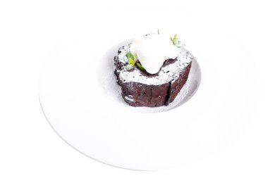 Çikolatalı browni kek vanilyalı dondurma ile.