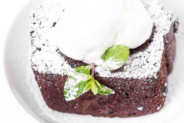 Çikolatalı browni kek vanilyalı dondurma ile.