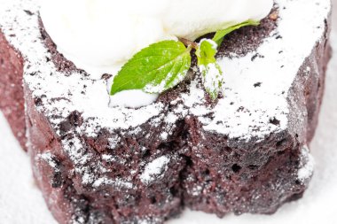 Çikolatalı browni kek vanilyalı dondurma ile.