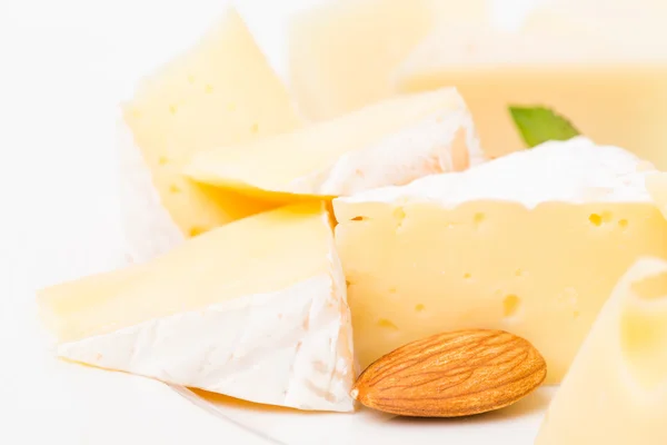 Vegyes sajttál mandula closeup. — Stock Fotó