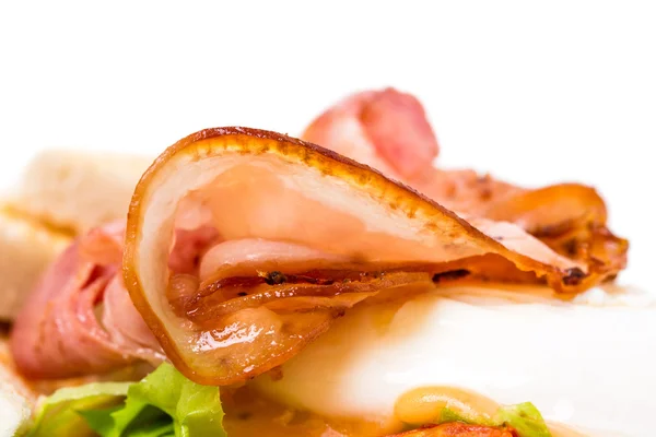 Salade de bacon chaud avec mozzarella et tomates . — Photo