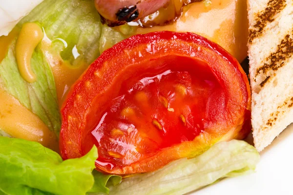 Warmer Specksalat mit Mozzarella und Tomaten. — Stockfoto