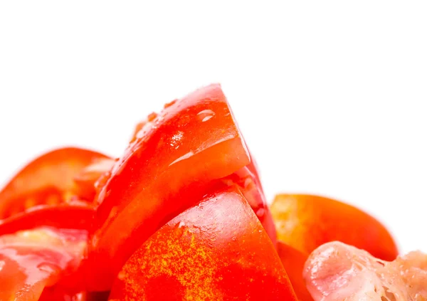 Krojone pomidory na szczycie świeże sałatki. — Zdjęcie stockowe