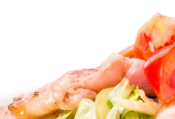 Salat mit gegrillten Toasts und Speck. — Stockfoto