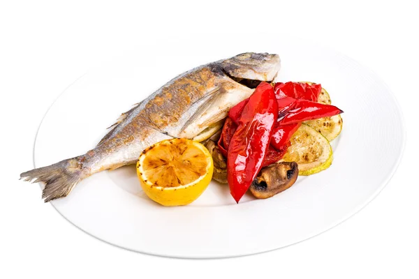 Pesce alla griglia con verdure in piattino . — Foto Stock