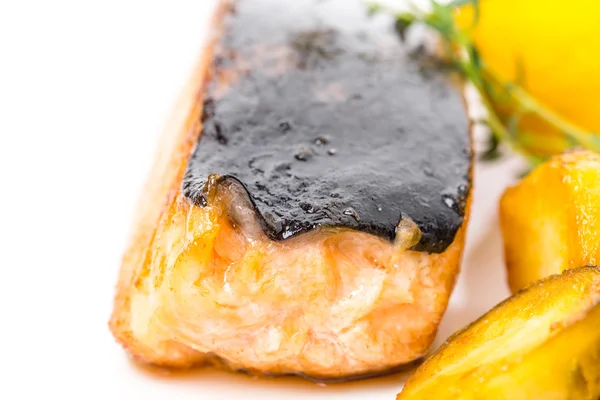 Gegrilde zalmfilet met brussel spruitjes. — Stockfoto