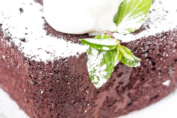 バニラアイス クリームとチョコレートのブラウニー ケーキ. — ストック写真