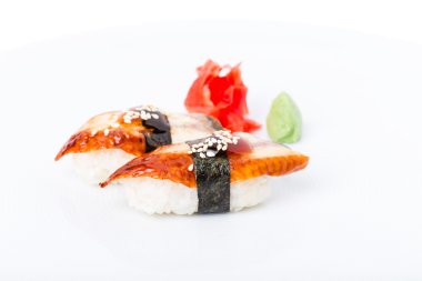 Nigiri suşi füme unagi ve susam.