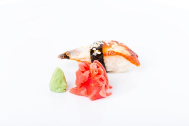 Nigiri suşi füme unagi ve susam.