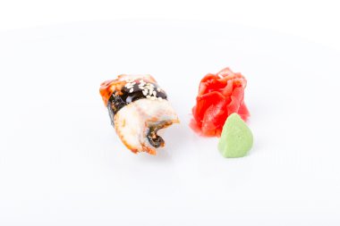 Nigiri suşi füme unagi ve susam.