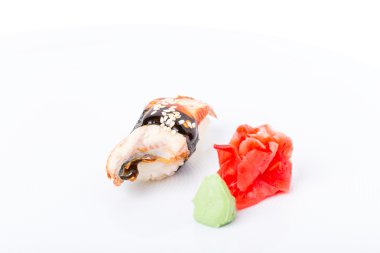 Nigiri suşi füme unagi ve susam.