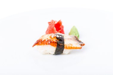 Nigiri suşi füme unagi ve susam.