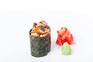 Gunkan suşi ile füme unagi dolması. 