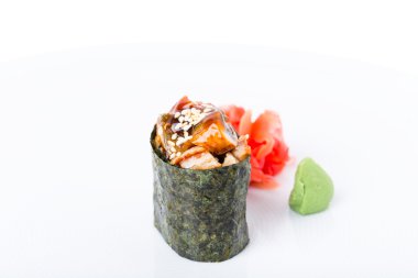 Gunkan suşi ile füme unagi dolması. 