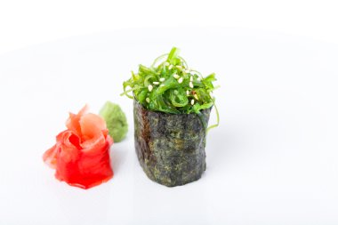 Deniz yosunu ve Marine zencefil ile Gunkan suşi.