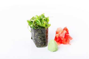 Deniz yosunu ve Marine zencefil ile Gunkan suşi.