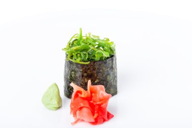 Deniz yosunu ve Marine zencefil ile Gunkan suşi.