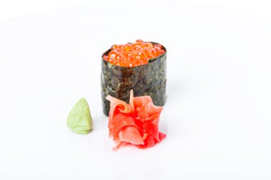 Gunkan suşi kırmızı somon havyar ile doldurulmuş. 