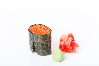 Gunkan suşi kırmızı somon havyar ile doldurulmuş. 