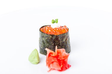 Gunkan suşi kırmızı somon havyar ile doldurulmuş. 