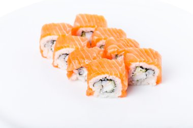 Somon suşi roll kar yengeç ve salatalık ile.