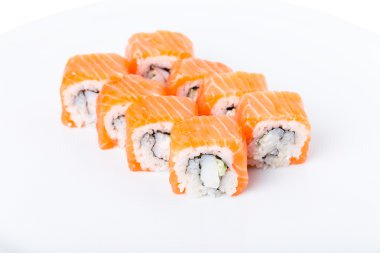 Somon suşi roll kar yengeç ve salatalık ile.