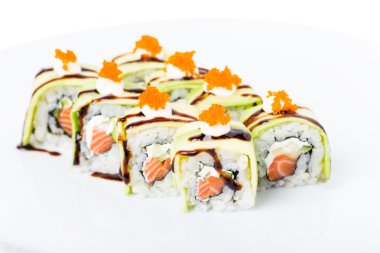 Lezzetli avokado suşi rulo ile Somon.