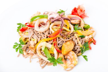 Deniz ürünleri ve sebze ile lezzetli erişte.