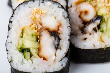 Lezzetli füme unagi rulo salatalık ile.