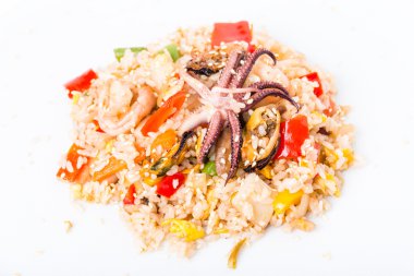 Deniz ürünleri ve sebze risotto.