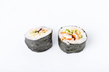 Lezzetli füme unagi rulo salatalık ile.