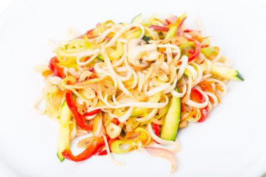 Lezzetli noodles sebze ve gevrek sarımsak ile.