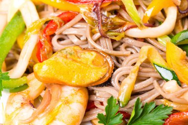 Deniz ürünleri ve sebze ile lezzetli erişte.