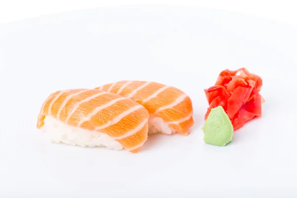 Traditionelles nigiri-Sushi mit Lachs. — Stockfoto