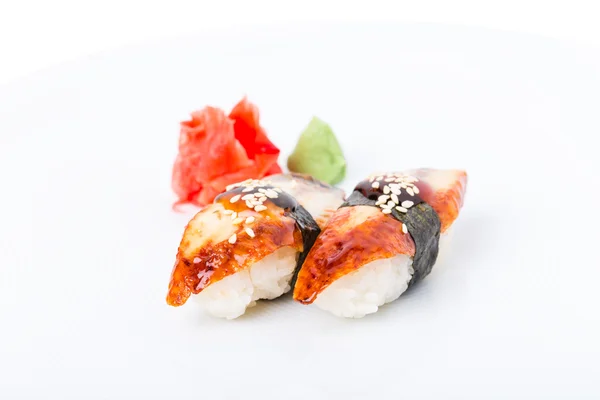 Nigiri sushi met gerookte unagi en sesam. — Stockfoto