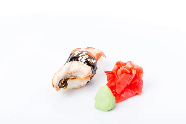Nigiri sushi met gerookte unagi en sesam. — Stockfoto