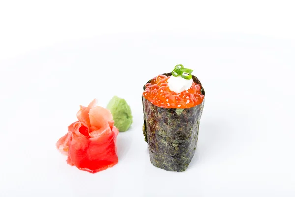 Sushi Gunkan relleno de caviar de salmón rojo . — Foto de Stock