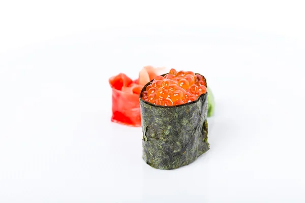 Sushi Gunkan relleno de caviar de salmón rojo . — Foto de Stock