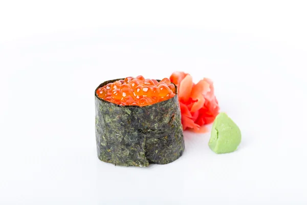 Sushi Gunkan relleno de caviar de salmón rojo . — Foto de Stock