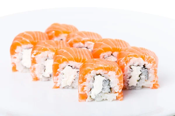 Delizioso rotolo di sushi di salmone con maionese . — Foto Stock