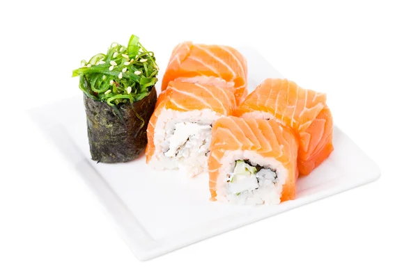 Rotolo di sushi di salmone con granchio di neve e cetriolo . — Foto Stock
