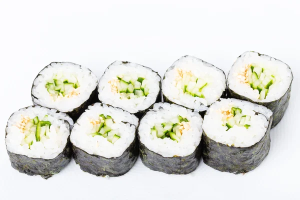 Vejetaryen Japon suşi roll salatalık ile. — Stok fotoğraf