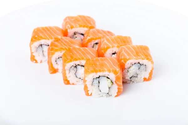 Rotolo di sushi di salmone con granchio di neve e cetriolo . — Foto Stock