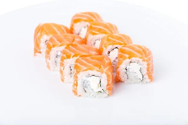 Delizioso rotolo di sushi di salmone con maionese . — Foto Stock