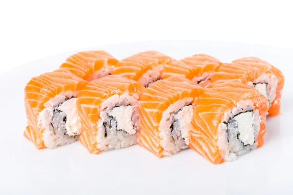 Köstliche Lachs-Sushi-Rolle mit Mayonnaise. — Stockfoto