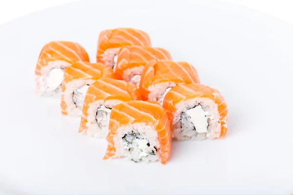 Delizioso rotolo di sushi di salmone con maionese . — Foto Stock