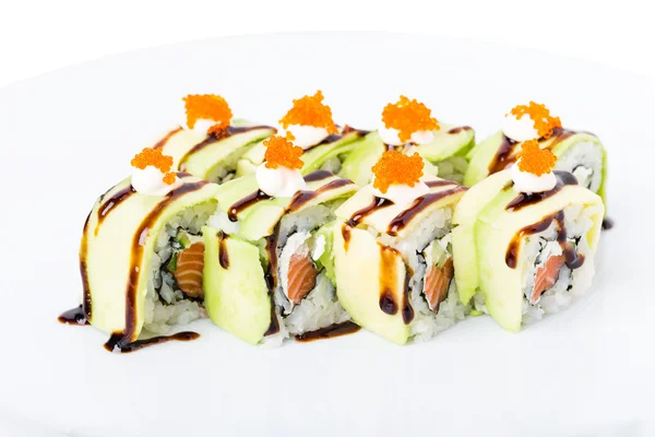 Heerlijke avocado sushi roll met zalm. — Stockfoto