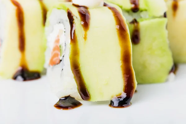 Köstliche Avocado-Sushi-Rolle mit Lachs. — Stockfoto