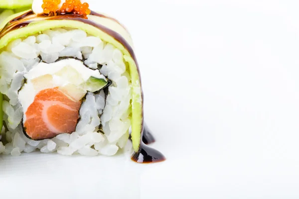 Heerlijke avocado sushi roll met zalm. — Stockfoto